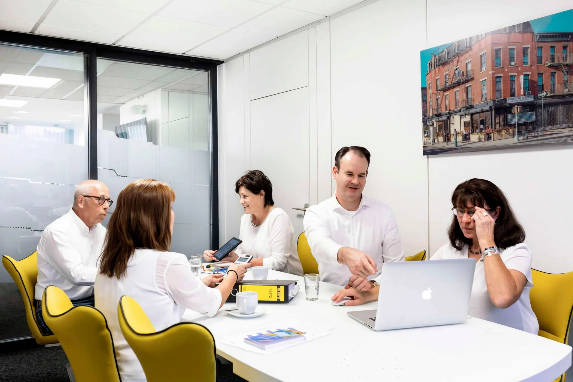 Team der KWS Steuerberatungsgesellschaft mbH im Besprechungsraum, gemeinsame Arbeit an Unterlagen und Laptop